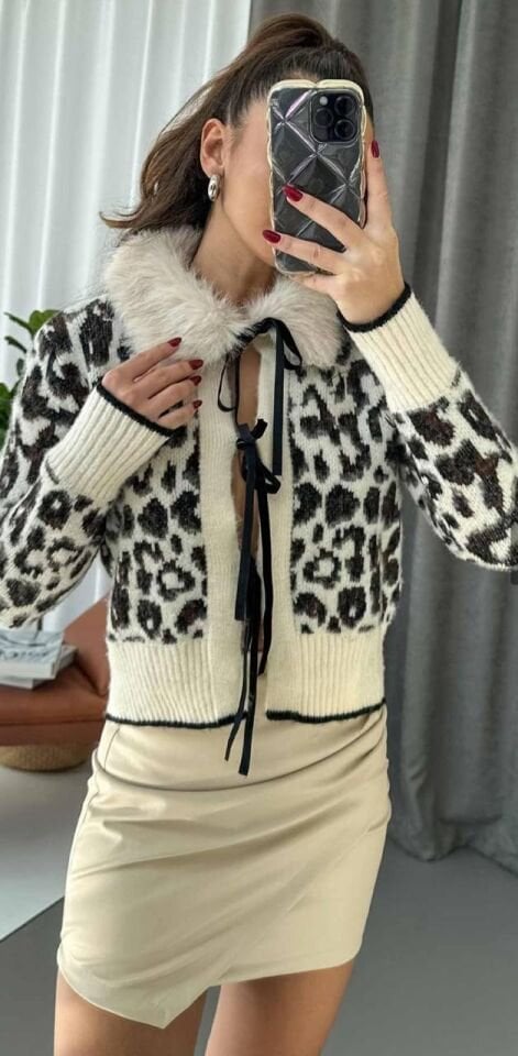 Yakası Kürklü Önü Bağcıklı Leopar Hırka