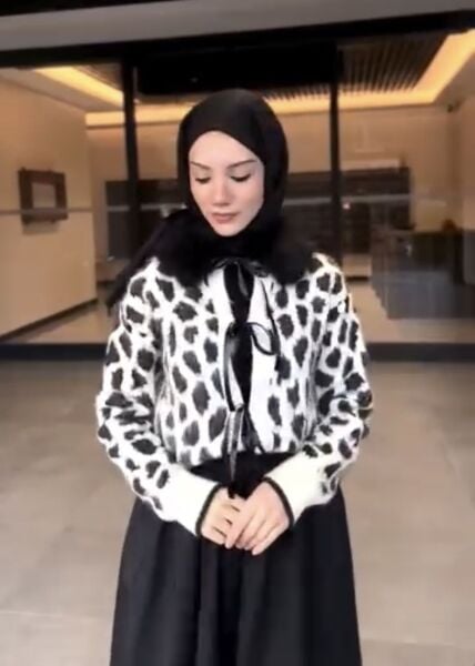 Yakası Kürklü Önü Bağcıklı Leopar Hırka siyah - standart